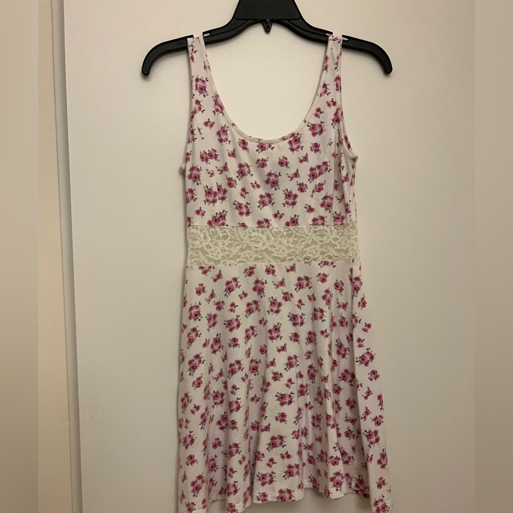 Women’s Medium Floral and Lace Summer Dress. Size: Medium. Forever 21